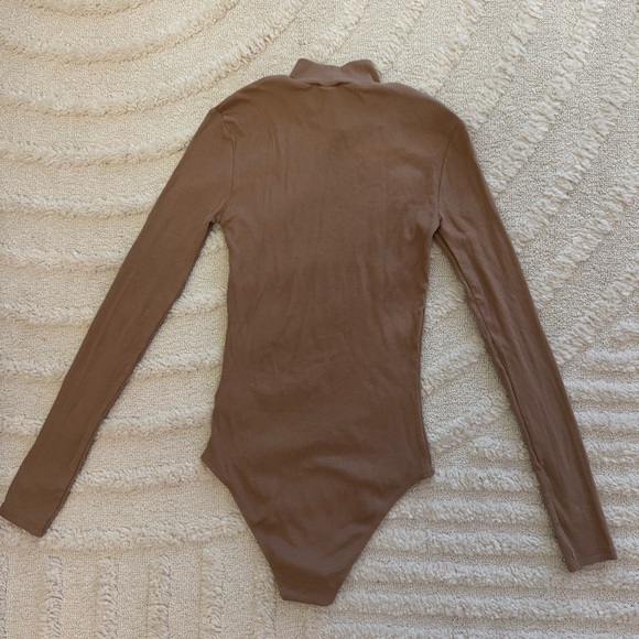 H&M Tan Ribbed Long Sleeve Turtle Neck Bodysuit XS NWT - Picture 2 of 7